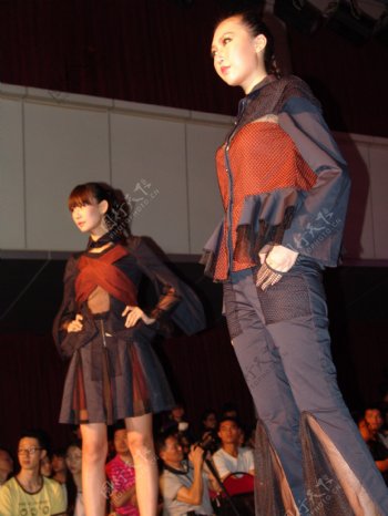广州大学纺织学院服装秀展走秀图片