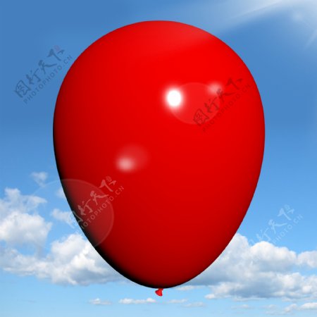 天空背景的红色气球已经勇敢面对打击为聚会的邀请