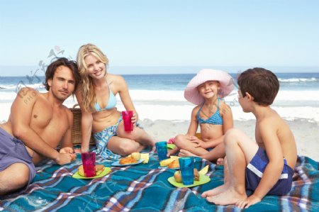 沙滩上午餐的一家人图片