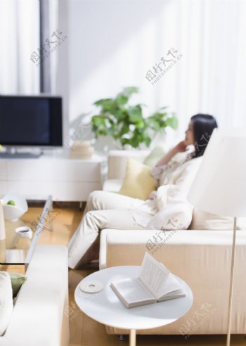 生活空间室内素材沙发电视美女