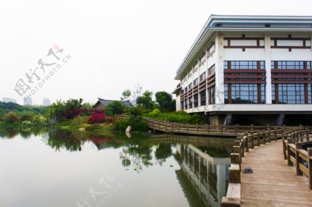中式古典建筑湖边湿地休闲度假消暑
