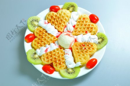 草莓冰淇淋松饼图片
