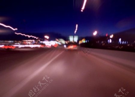 汽车在城市的夜晚疾驰图片