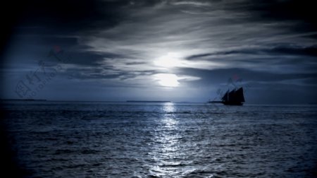 在月光下的海洋运动背景的船视频免费下载