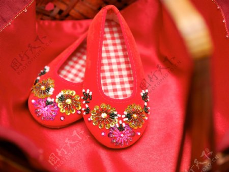 中国风喜气婚礼红色绣鞋