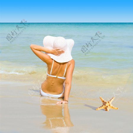 沙滩休闲美女图片