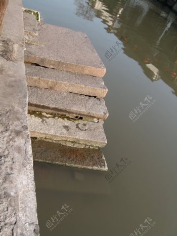 湖水水中倒影石板台阶西塘风光
