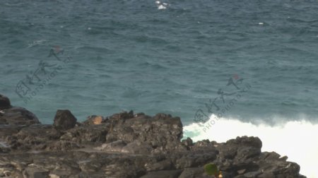 巨大的海浪撞击岩石股票视频视频免费下载