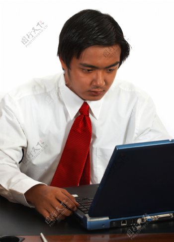 办公室工作人员使用一台笔记本电脑