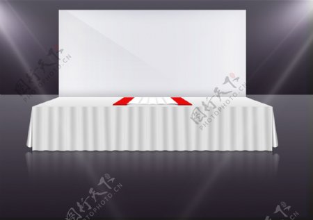白色布幔长桌图片