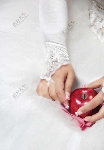 新娘子手拿苹果图片
