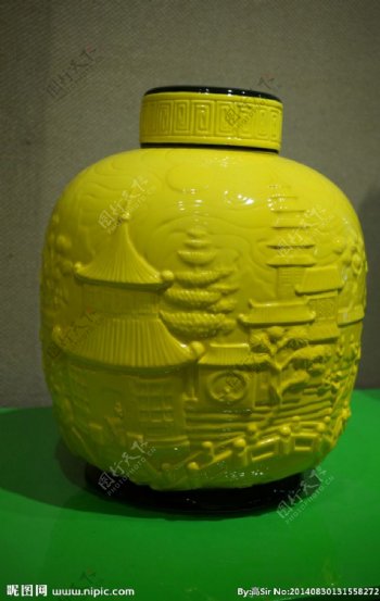 黄色建筑浮雕瓷瓶图片