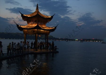 杭州西子湖畔集贤亭图片