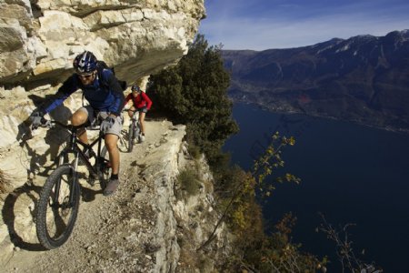 悬崖骑自行车图片