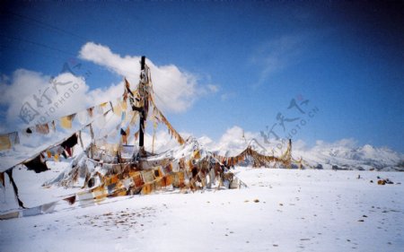 珠峰珠穆朗玛峰第一高峰经幡藏族风景雪地高山雪地巾幡图片