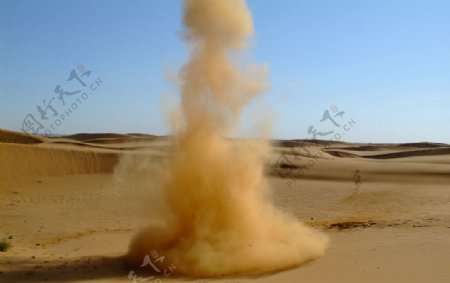 爆炸沙漠沙子图片