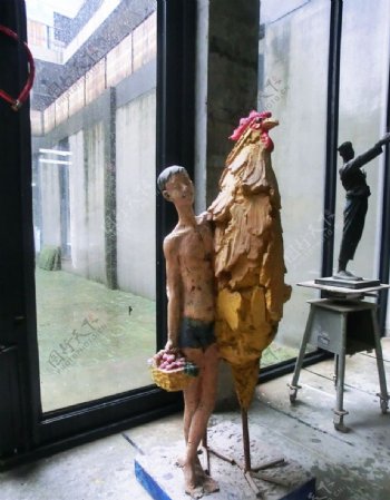 国美雕塑作品大公鸡小男孩图片