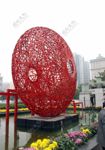 红色镂空雕塑球图片