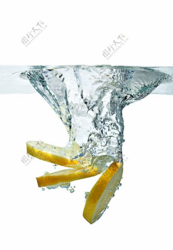 柠檬落入水中图片