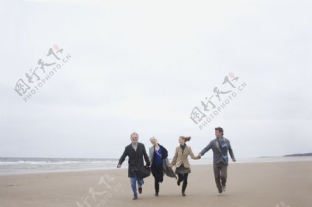 一家人海边度假图片