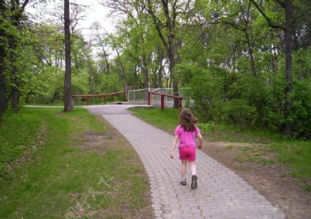 公园里的小女孩图片