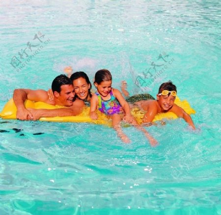 游泳的家庭图片