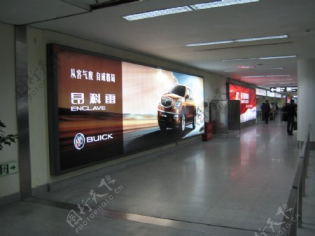 上海虹桥机场灯箱广告图片