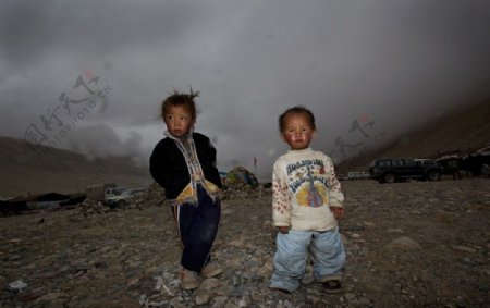 雾蒙蒙的天两个藏族小孩子图片