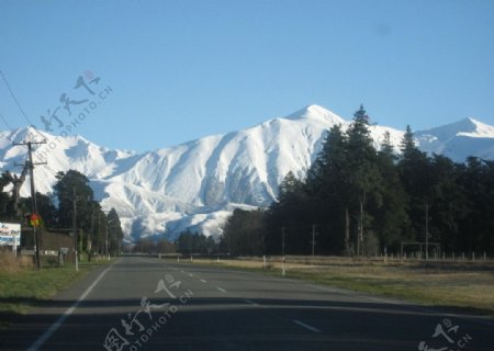 雪山下的公路图片