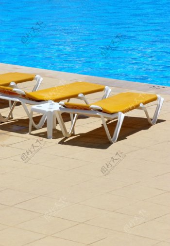 游泳池边的休闲椅图片