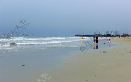 海滩散步图片