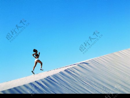 奔跑人物沙滩沙漠图片