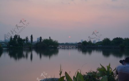 海湖湖夕阳图片