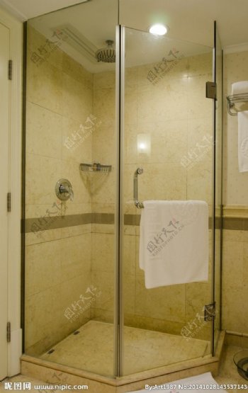 酒店客房卫生间图片