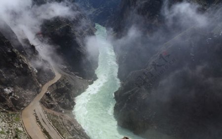 峡谷河流云雾图片