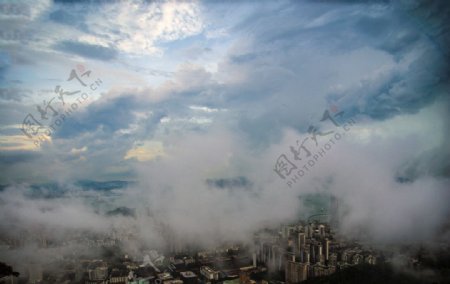 云雾中的蛇口港图片