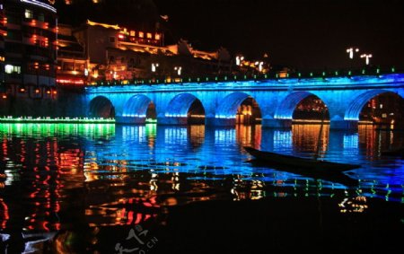 蓝色灯光孔桥图片