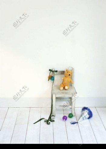 凳子上的玩具熊图片