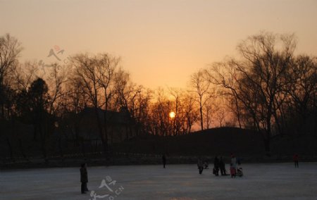 北京圆明园庙会的夕阳图片