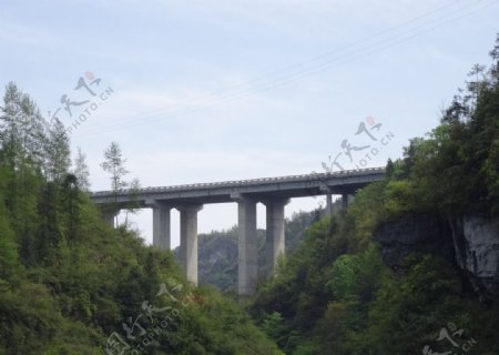 德夯跨山公路大桥图片