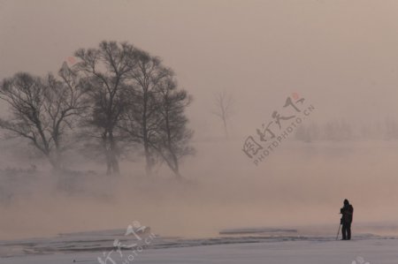 雾凇晨雾图片