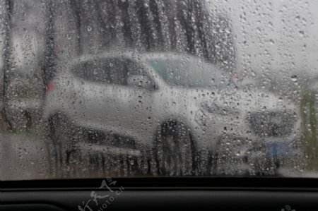 车窗外的汽车水珠玻璃图片
