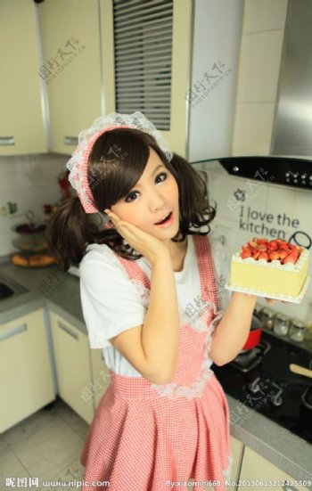 歌手艾绮恩可爱厨娘图片