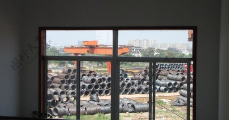 窗外的钢材货场图片