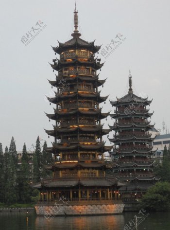 桂林日月双塔晚景图片