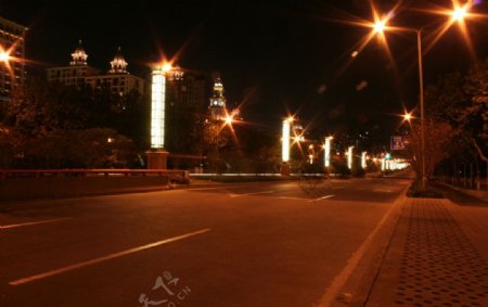 夜晚宁静的马路图片