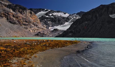 雪山湖泊美景图片