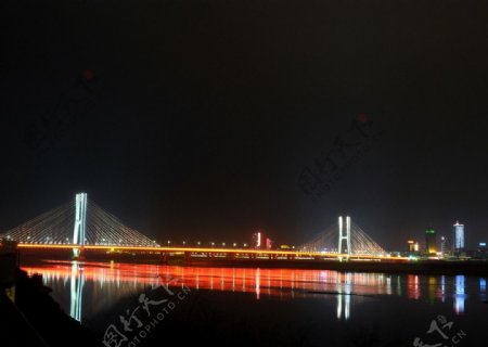 灯光璀璨的八一大桥图片