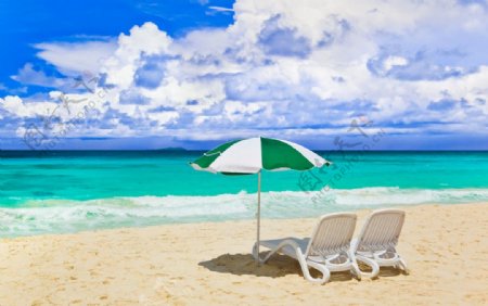 蓝天白云沙滩海洋遮阳伞图片