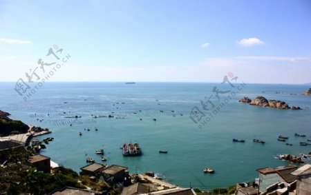 碧海边渔村图片